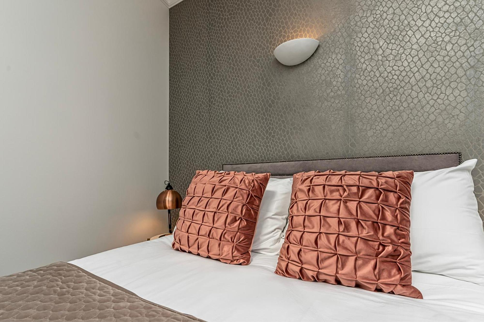 The Secret Kensington Garden Mews-2 Bedroom Full House-2 Train Lines- Spacious-Kings Road- Harrods -Chelsea Stadium-Private Small Patio London Eksteriør billede