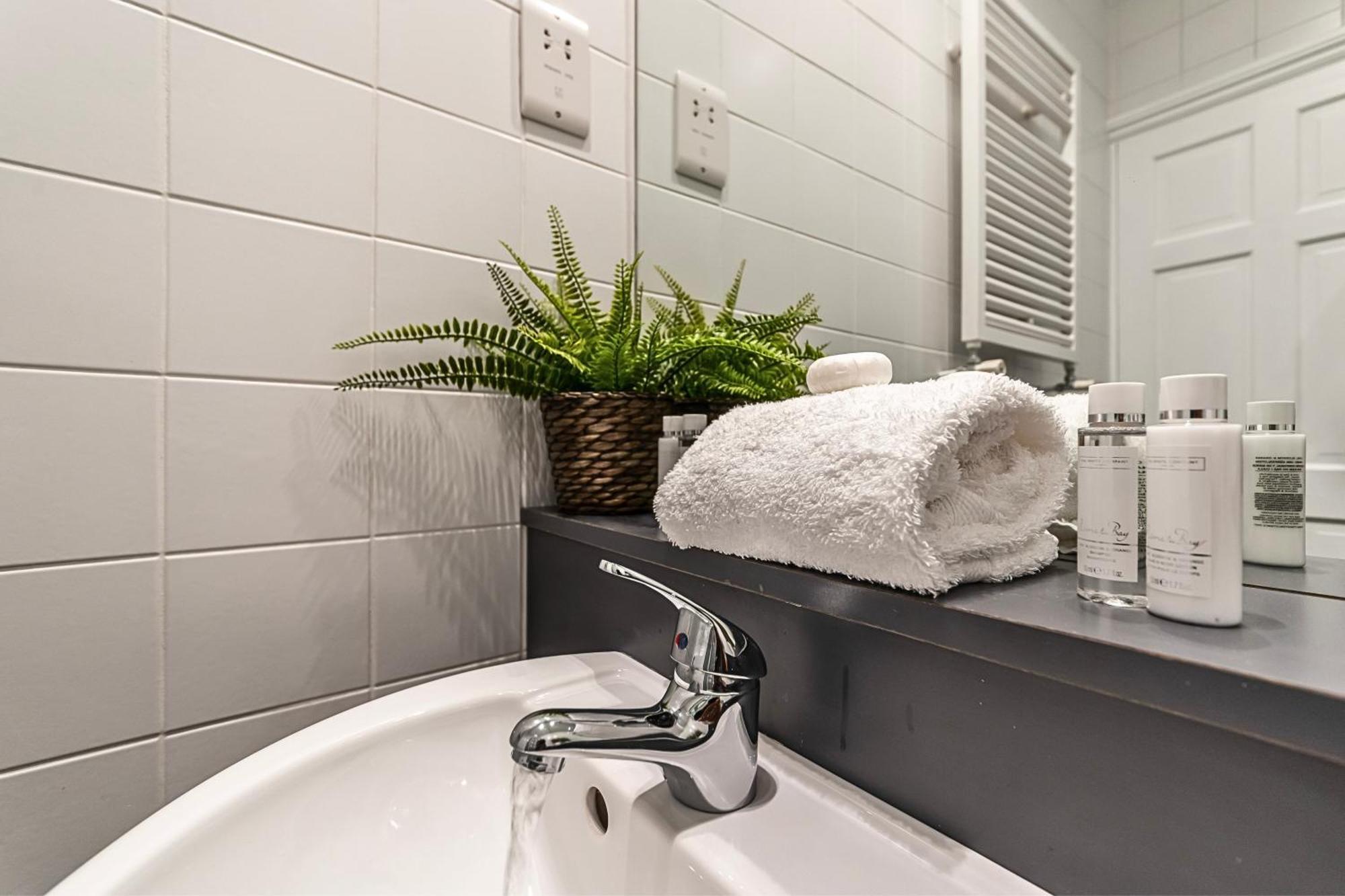 The Secret Kensington Garden Mews-2 Bedroom Full House-2 Train Lines- Spacious-Kings Road- Harrods -Chelsea Stadium-Private Small Patio London Eksteriør billede