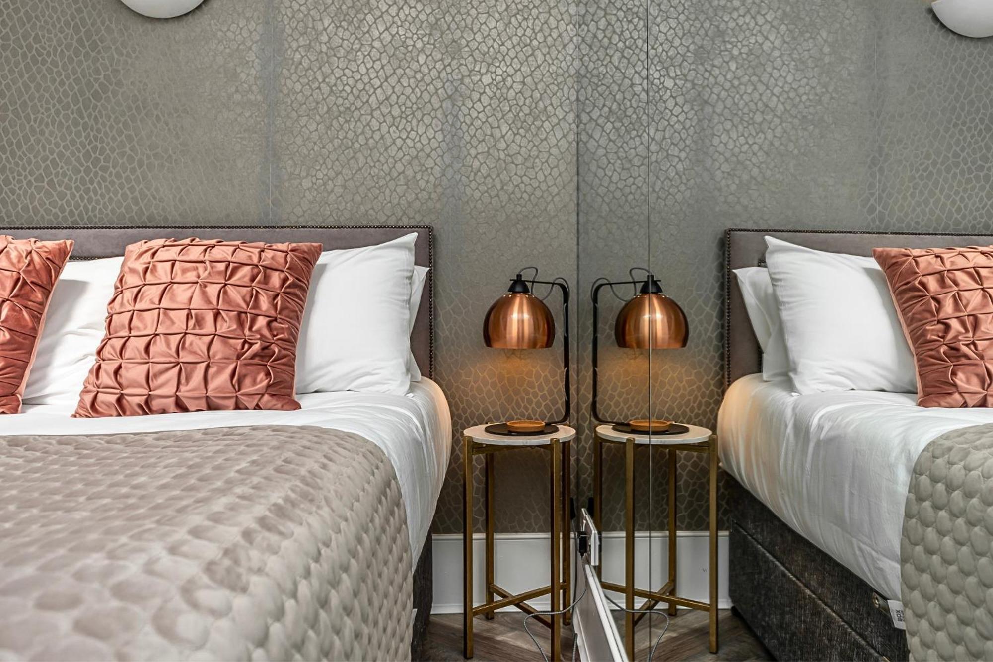 The Secret Kensington Garden Mews-2 Bedroom Full House-2 Train Lines- Spacious-Kings Road- Harrods -Chelsea Stadium-Private Small Patio London Eksteriør billede