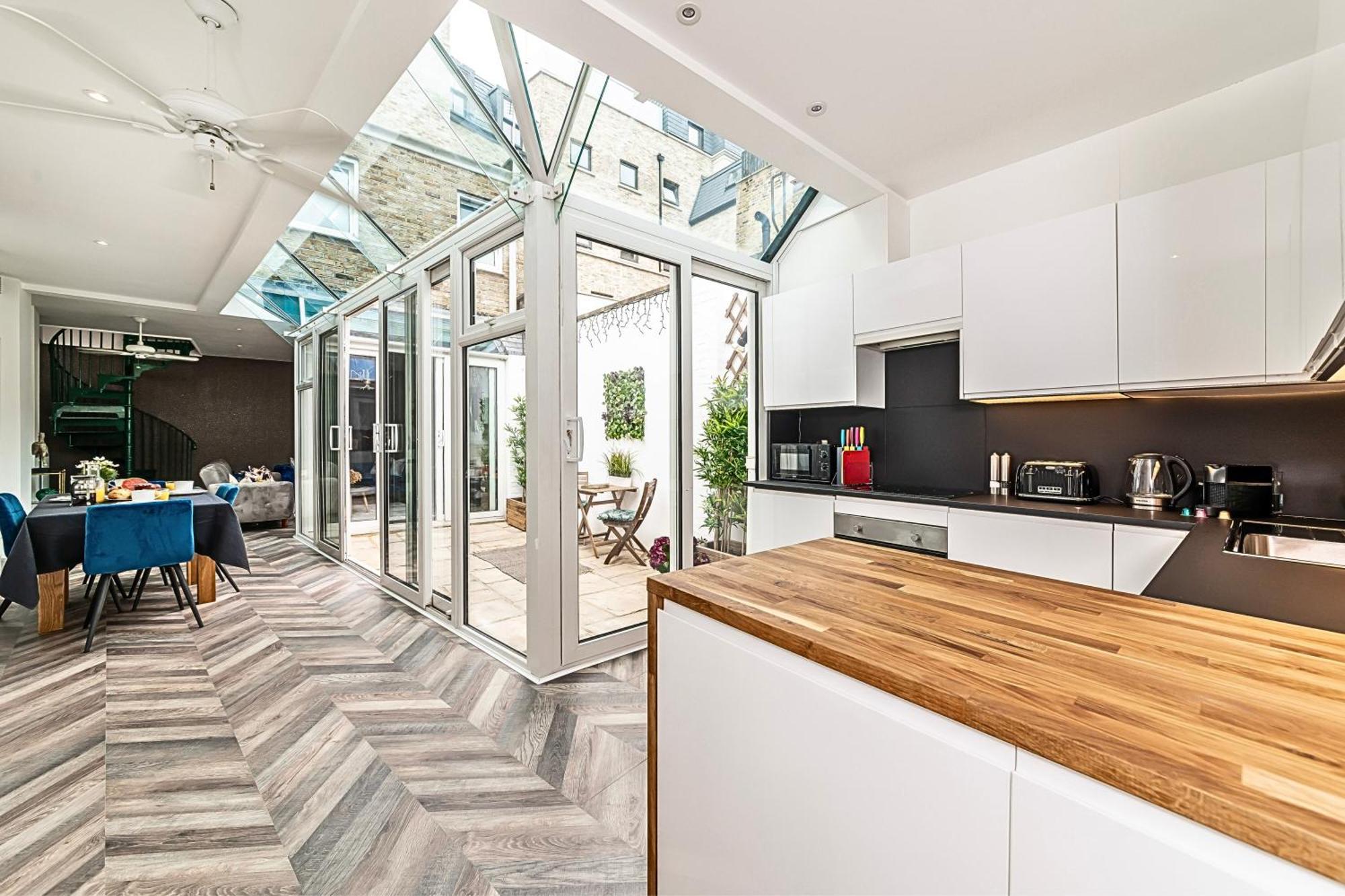 The Secret Kensington Garden Mews-2 Bedroom Full House-2 Train Lines- Spacious-Kings Road- Harrods -Chelsea Stadium-Private Small Patio London Eksteriør billede