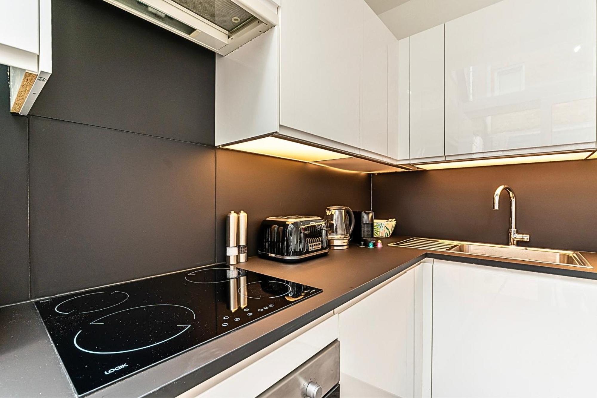 The Secret Kensington Garden Mews-2 Bedroom Full House-2 Train Lines- Spacious-Kings Road- Harrods -Chelsea Stadium-Private Small Patio London Eksteriør billede