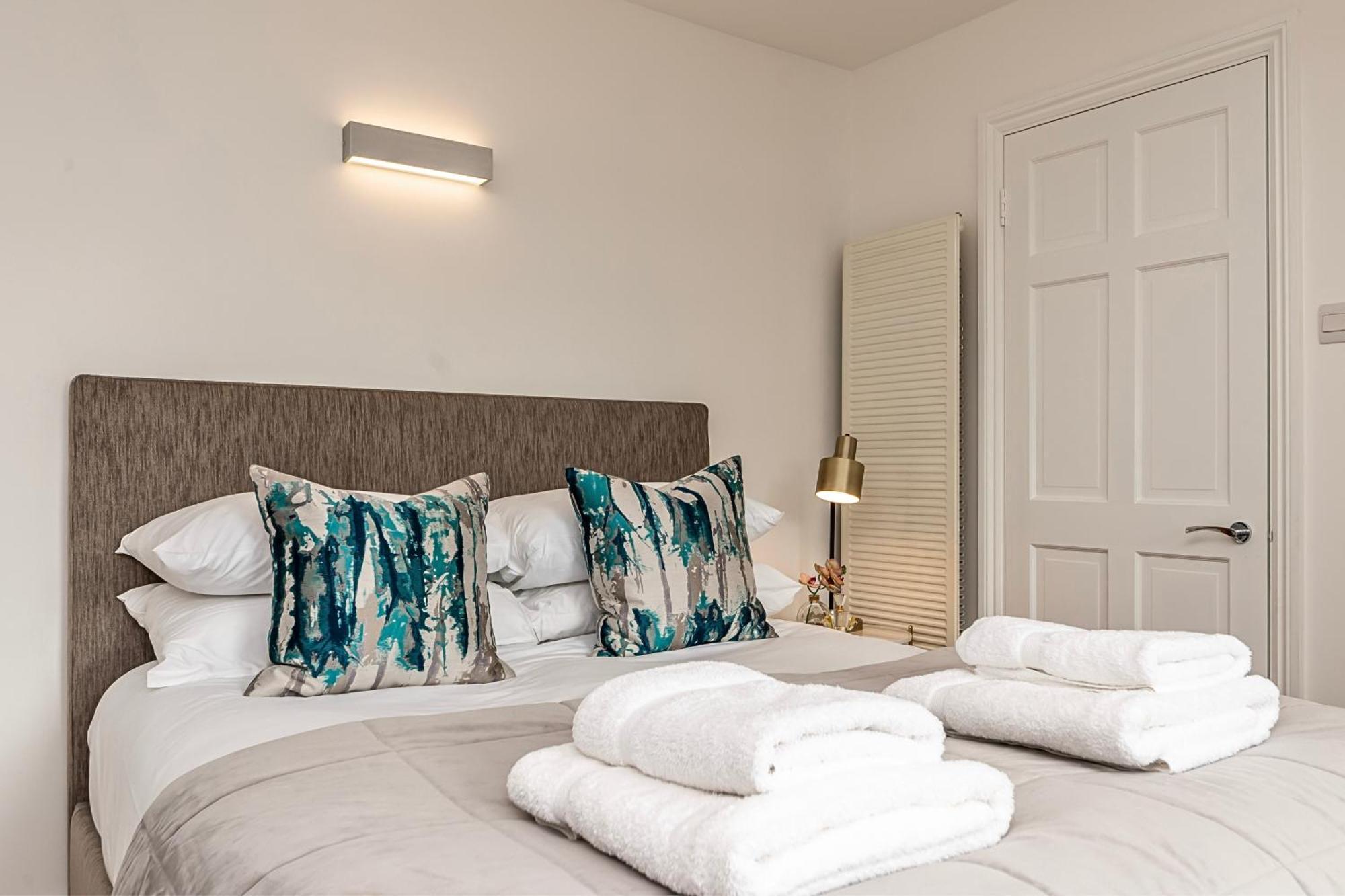 The Secret Kensington Garden Mews-2 Bedroom Full House-2 Train Lines- Spacious-Kings Road- Harrods -Chelsea Stadium-Private Small Patio London Eksteriør billede