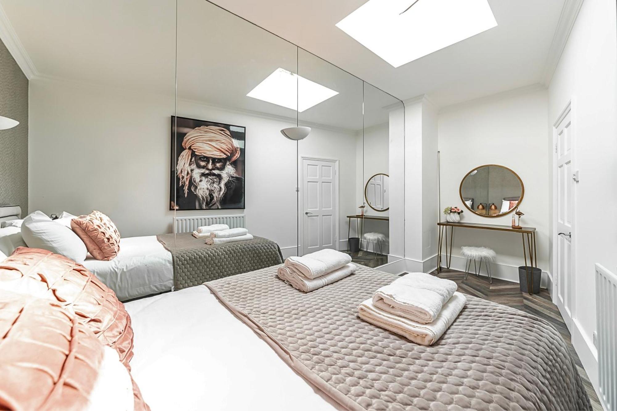 The Secret Kensington Garden Mews-2 Bedroom Full House-2 Train Lines- Spacious-Kings Road- Harrods -Chelsea Stadium-Private Small Patio London Eksteriør billede