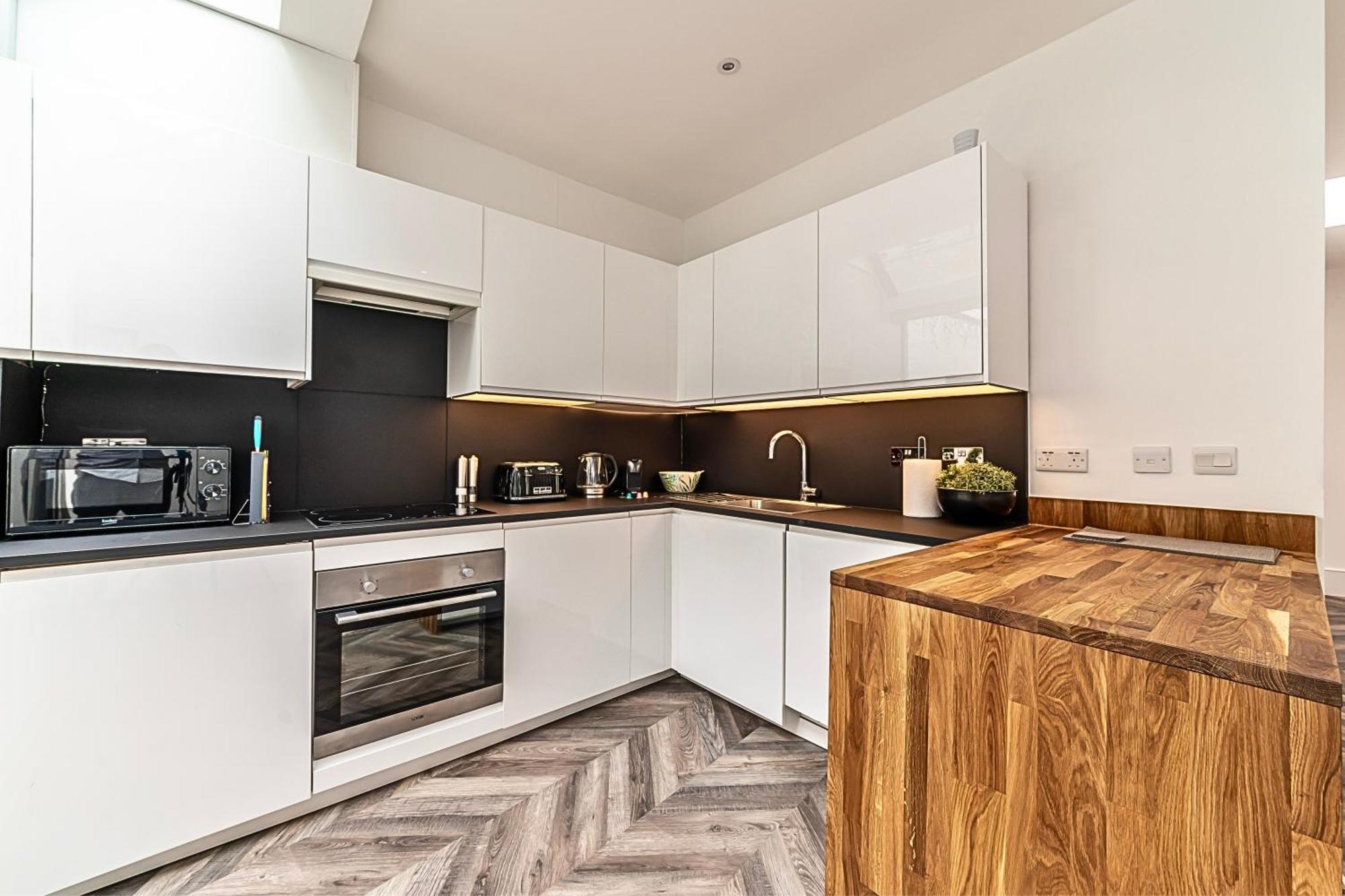 The Secret Kensington Garden Mews-2 Bedroom Full House-2 Train Lines- Spacious-Kings Road- Harrods -Chelsea Stadium-Private Small Patio London Eksteriør billede