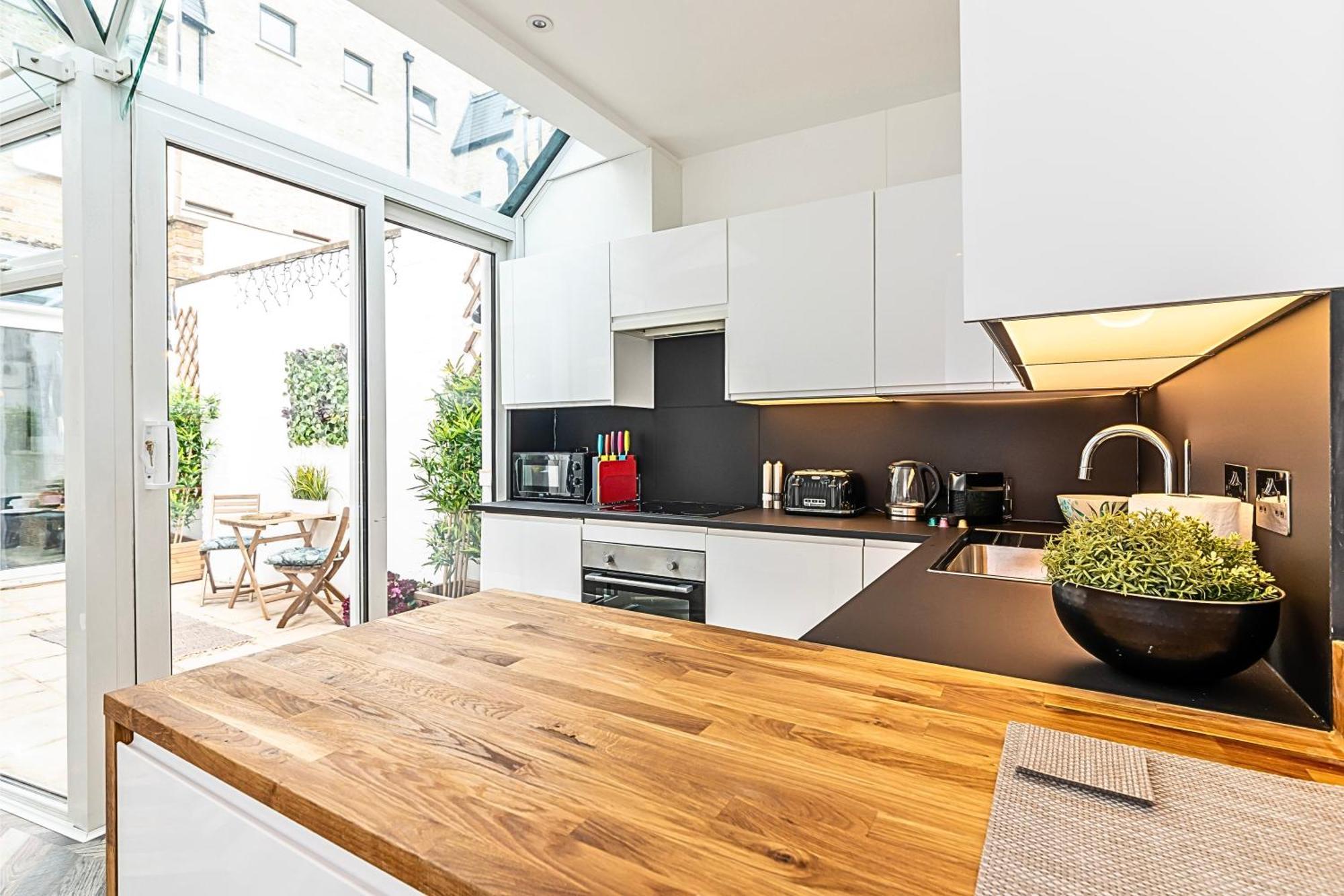 The Secret Kensington Garden Mews-2 Bedroom Full House-2 Train Lines- Spacious-Kings Road- Harrods -Chelsea Stadium-Private Small Patio London Eksteriør billede