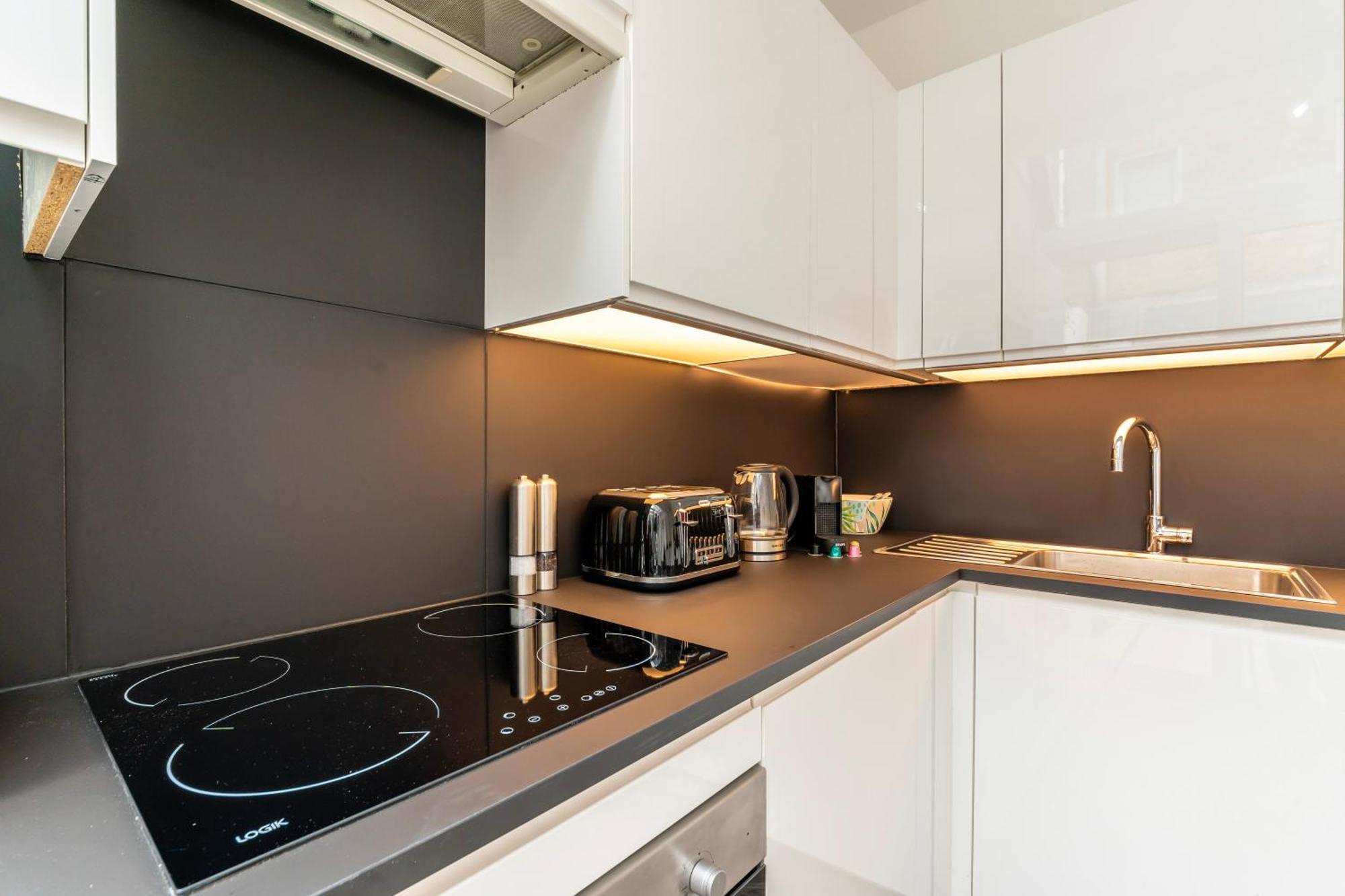 The Secret Kensington Garden Mews-2 Bedroom Full House-2 Train Lines- Spacious-Kings Road- Harrods -Chelsea Stadium-Private Small Patio London Eksteriør billede