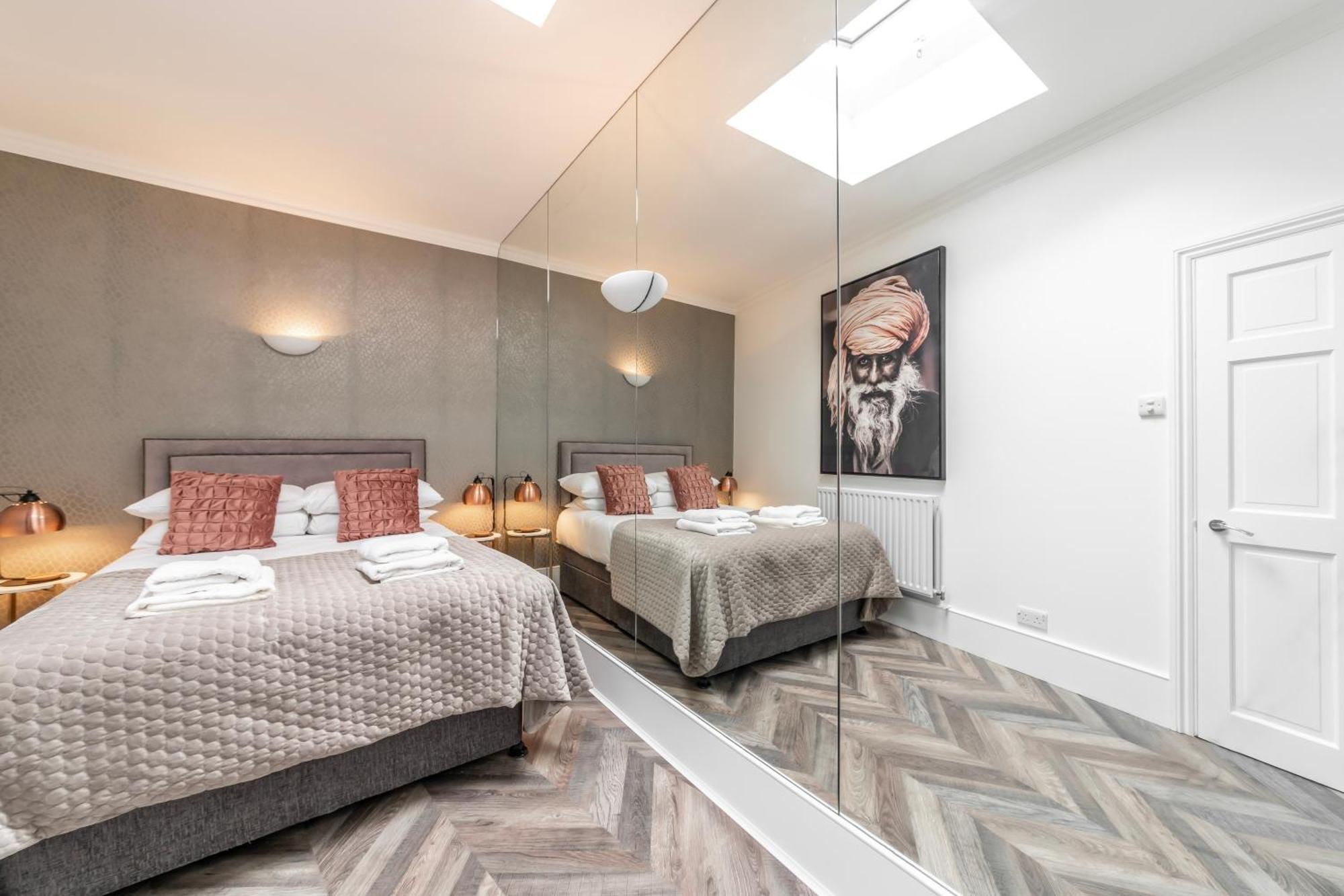 The Secret Kensington Garden Mews-2 Bedroom Full House-2 Train Lines- Spacious-Kings Road- Harrods -Chelsea Stadium-Private Small Patio London Eksteriør billede